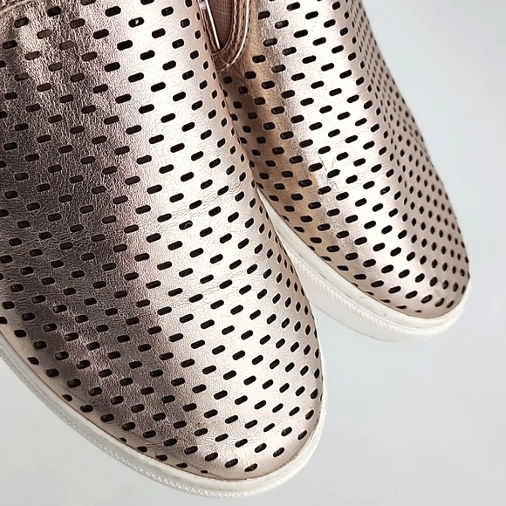 Steve Madden Women's Slip On Flat Shoes Perforated Rose Gold Size 9M - Picture 8 of 13